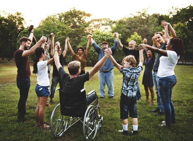 Group of people holding hand together in the park danse-thérapie-groupe
